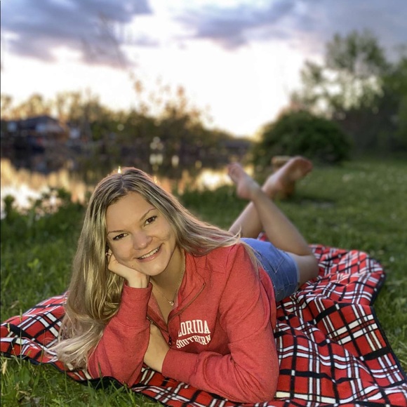 Meet your Posher, Cassie - Picture 4 of 4